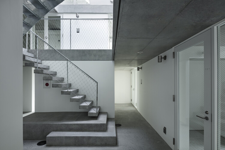 Higashi Tamagawa Apartment Complex / Tomoyuki Kurokawa Architects - Interior Photography, Stairs, Handrail
