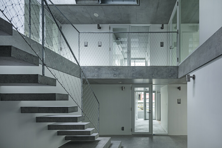 Higashi Tamagawa Apartment Complex / Tomoyuki Kurokawa Architects - Interior Photography, Stairs, Handrail
