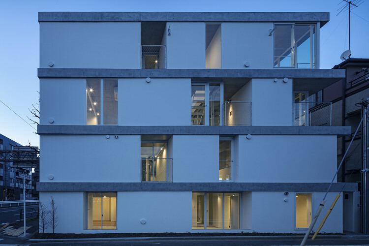 Higashi Tamagawa Apartment Complex / Tomoyuki Kurokawa Architects - Exterior Photography, Windows, Facade