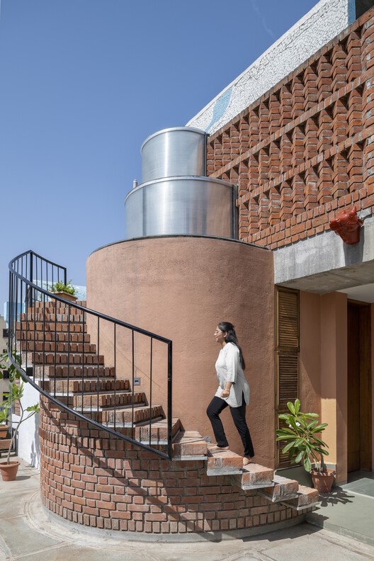 The Vaulted House  / Vrushaket Pawar + Architects (VP+A) - Image 2 of 27