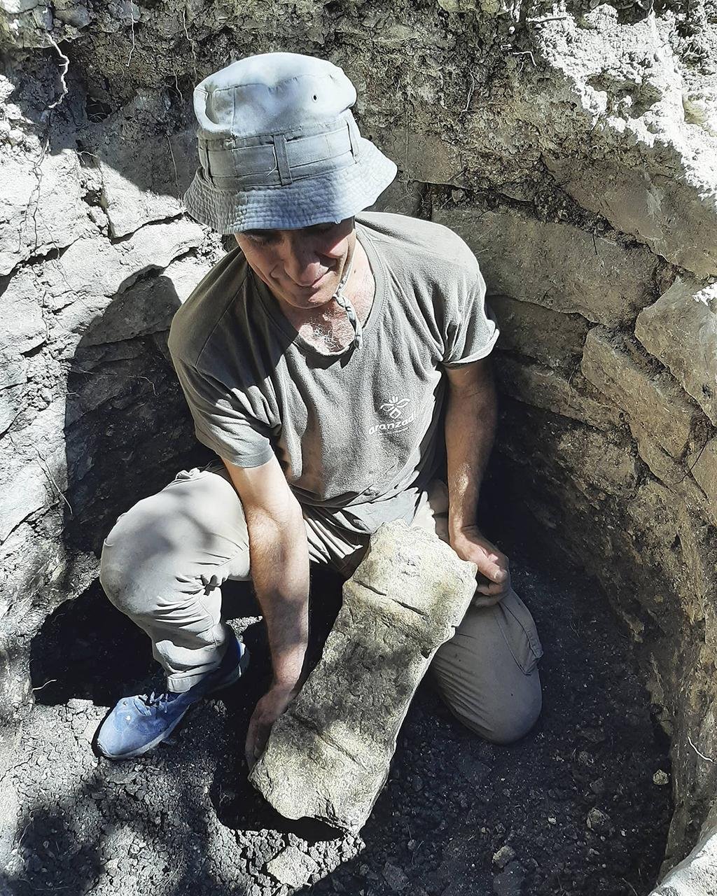Archaeologists uncover 1st-century votive altar on Mount Arriaundi, Spain
